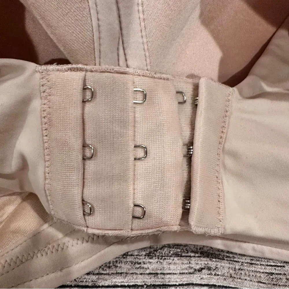 Torrid Light Pink/Cream Seamless Wireless Bra with Adjustable Straps Size 40DD